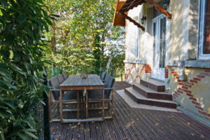 Le salon de jardin vous permet de profiter de la terrasse et d\'y prendre l\'apéritif ou vos repas si vous le souhaitez