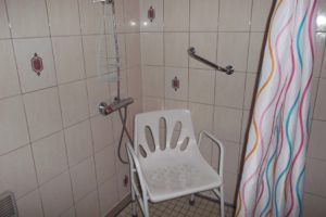Chaise de douche réglable à utiliser si nécessaire