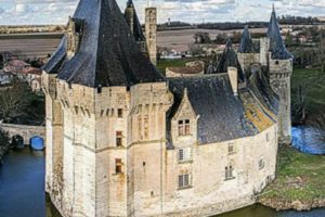 Château de Cherveux vue d\'un drône
